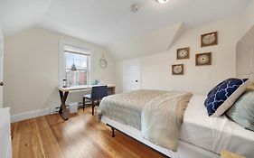 5Br 2Bh Bright & Spacious Apt In Brighton